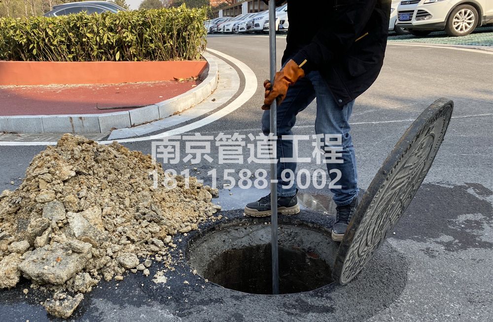 306金牛湖管道油块清理